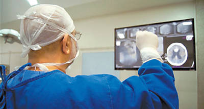 Mdicos do Hospital Evanglico de Londrina usam um computador com Kinect para, por meio de gestos, abrir e fechar radiografias durante uma cirurgia