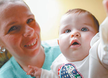 A massoterapeuta Daniella Bassanese e a filha, Manuela, de seis meses