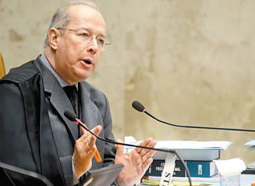 O ministro Celso de Mello no plenrio do STF, em Braslia, no julgamento do mensalo