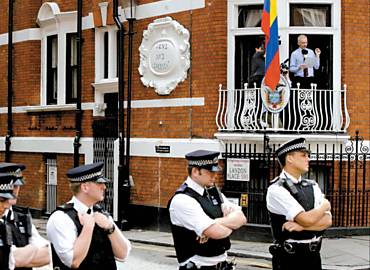 Vigiado por dezenas de policiais, Julian Assange faz discurso na sacada da embaixada equatoriana, em bairro nobre de Londres