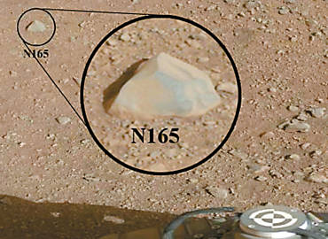 No detalhe circulado, a rocha Coronation, primeiro alvo do laser do Curiosity em Marte (parte do jipe aparece embaixo)