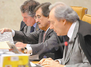 Cezar Peluso entre os ministros Marco Aurlio Mello (ao fundo) e Ricardo Lewandowski
