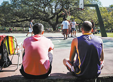 Frequentadores aguardam para jogar em quadra de basquete do parque Ibirapuera