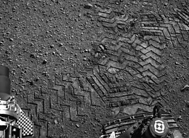Imagem registrada pelo jipe em Marte mostra marcas de suas prprias rodas