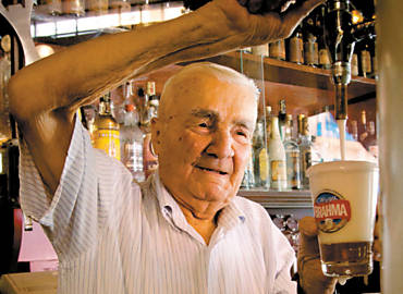 Lus de Oliveira, 91, que trabalha no Bar Leo h 50 anos e  o funcionrio mais antigo do local reaberto ontem