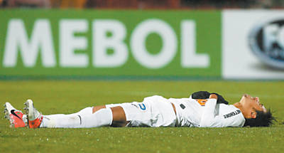 Neymar lamenta chance perdida em Santiago