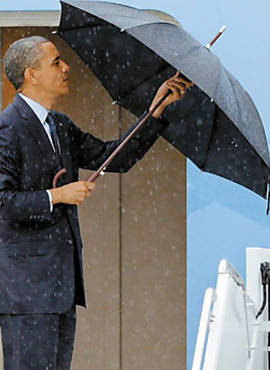 Presidente Obama fecha guarda-chuva em base