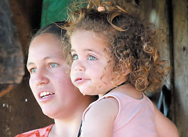 Joceli Cruz Borges dos Santos, 21, com sua filha Joslaine