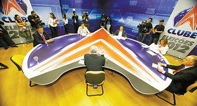 Cinco dos seis candidatos  prefeitura durante debate promovido pela TV Clube, da Band