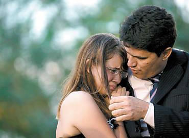 Jos Carlos dos Santos, marido da estudante morta, consola a enteada durante o velrio