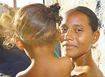 Daniela de Souza, 19, que aguarda desde setembro de 2011 vaga para a filha em creche
