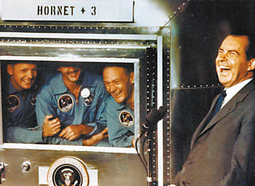 O presidente Richard Nixon se encontra com Neil Armstrong (esq.), Michael Collins e Edwin "Buzz" Aldrin em navio aps o resgate dos astronautas