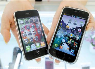Os Smartphones iPhone 3GS, da Apple, e Galaxy S, da Samsung, em loja na Coreia do Sul