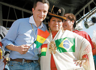 O candidato Celso Russomanno em festa boliviana no Memorial da Amrica Latina, em SP