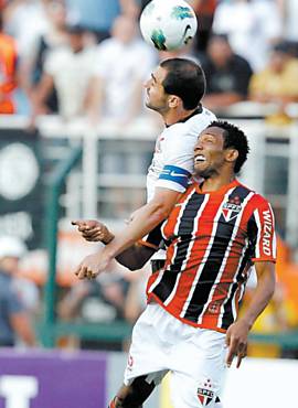 Danilo, do Corinthians, e Paulo Assuno disputam bola