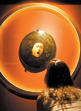 Visitante observa obra de Caravaggio na mostra que est em cartaz no Masp