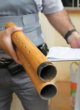 Policial mostra parte da muleta usada para esconder celular