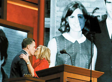 Mitt Romney beija sua mulher, Ann, aps o discurso dela  conveno do Partido Republicano em Tampa, na Flrida