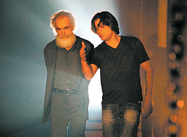 Fbio Assuno dirige o ator Cac Amaral em ensaio de "O Expresso do Pr do Sol"