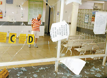Vidros da recepo da UBS dos Campos Elseos, em Ribeiro, quebrados por pai de paciente