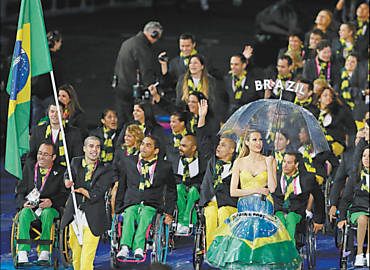 Delegao brasileira  uma das mais ovacionadas ao desfilar pelo Estdio Olmpico