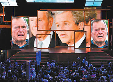 Telo exibe imagens dos ex-presidentes George Bush (pai) e George W. Bush, que gravaram vdeo em apoio a Mitt Romney