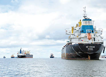 Navios no porto de Paranagu (PR); carga de gros atrasada faz embarcaes abrirem mo da vez aps espera de um ms