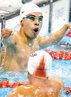 Daniel Dias festeja medalha de ouro e recorde na prova dos 50 m livre na categoria S5