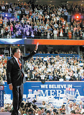 Romney acena ao subir ao palco da conveno republicana, antes do discurso no evento