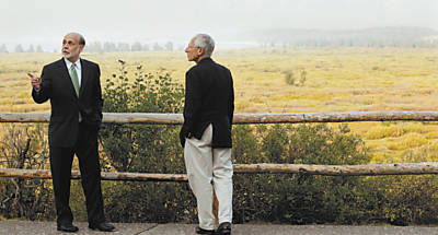 Presidente do Fed, Ben Bernanke (esq.), conversa em Jackson Hole com o lder do Banco Central de Israel, Stanley Fischer