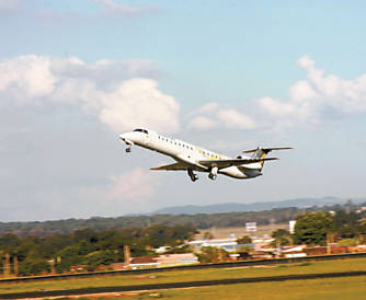 Avio da Passaredo decola da pista do Leite Lopes; Ribeiro perdeu voos de duas empresas em menos de dois meses
