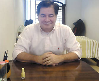 O senador Roger Pinto posa para foto feita por sua filha no cmodo em que ele vive na embaixada do Brasil em La Paz