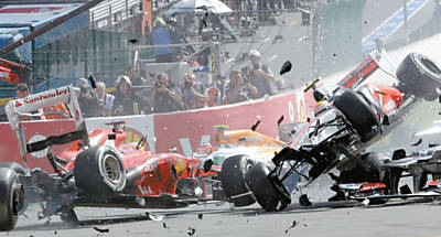 Alonso, Hamilton e Grosjean se acidentam na largada em Spa