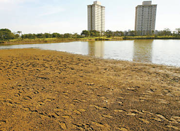 Lagoa na zona leste de Ribeiro, em rea de recarga do aqufero Guarani, com o nvel abaixo do normal por causa da falta de chuva