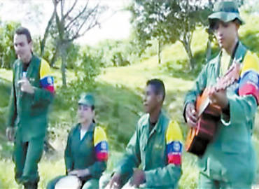 Guerrilheiros cantam no "vdeo da paz" divulgado ontem