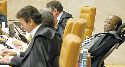 O ministro Joaquim Barbosa durante sesso em que concluiu o voto no qual condenou ex-dirigentes do Banco Rural