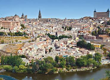 Toledo clicada a partir de mirante; prxima a Madri, cidade tem bela vista do alto das torres da igreja de So Ildefonso