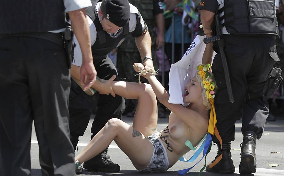 Ativista do grupo Femen é imobilizada por policiais após invadir a pista onde acontecem os desfiles de 7 de Setembro em comemoração ao Dia da Independêcia, em Brasília Leia mais