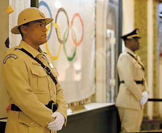 Guardies da bandeira olmpica no Rio