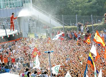 O espanhol Fernando Alonso celebra terceiro lugar no GP do Monza e a liderana da F-1 com torcedores da Ferrari