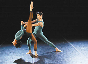 Fabiana Ikehara e Northon Fantinel, da So Paulo Companhia de Dana, ensaiam "In the Middle, Somewhat Elevated"