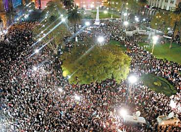 Protesto na praa de Maio (Buenos Aires) contra proposta de nova reeleio de Cristina