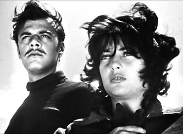 Os atores Orlando Guy e Iracema Vitria em cena de "A Mulher de Longe", em 1949