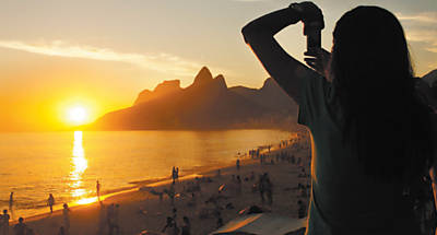 Pr do sol na praia de Ipanema, no Rio