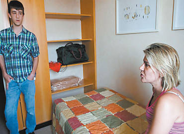 A consultora de vendas Patricia Otero Loiola e o filho Vitor, hospedados no hotel Mercure aps sarem de apartamento