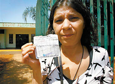 A paciente Lcia Silva mostra carto com agendamento de consulta para dezembro na UBS do Simioni, em Ribeiro