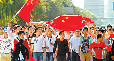 Manifestantes chineses protestam em frente  Embaixada do Japo