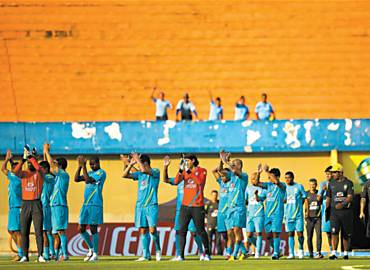 Jogadores da seleo aplaudem torcedores no Serra Dourada, em Goinia, palco da partida de hoje contra a Argentina