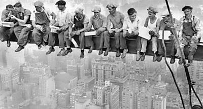 Foto de 1932 mostra operrios almoando nas alturas em obras do Rockefeller Center