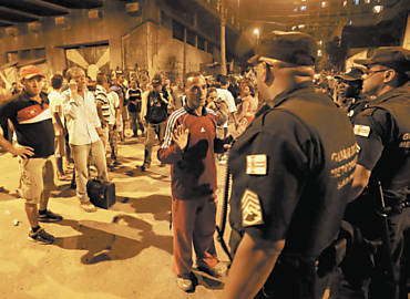 Aps confronto, moradores da favela do Moinho, no centro de So Paulo, conversam com guardas-civis metropolitanos